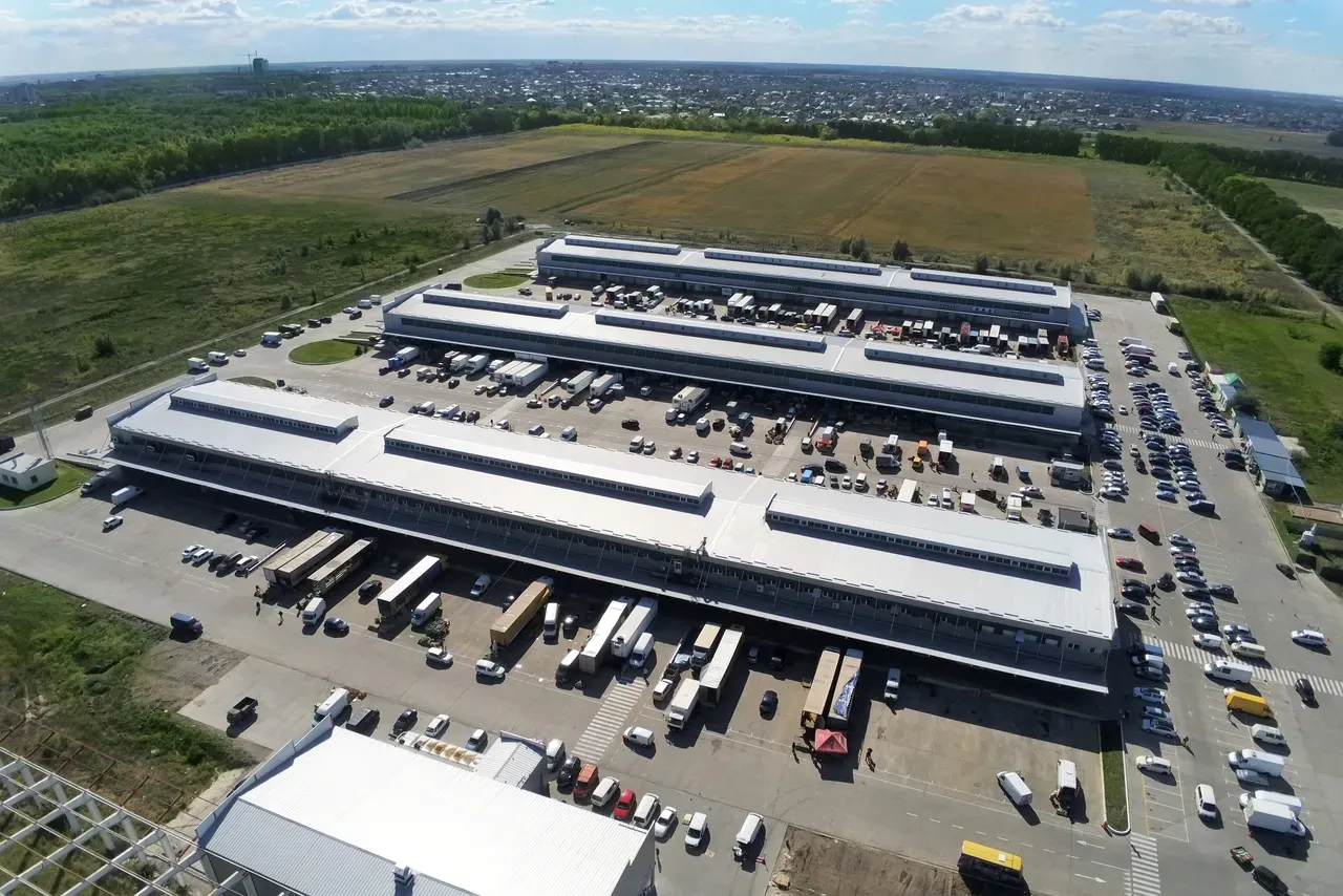 Aerial view of a distribution center with trucks at loading docks